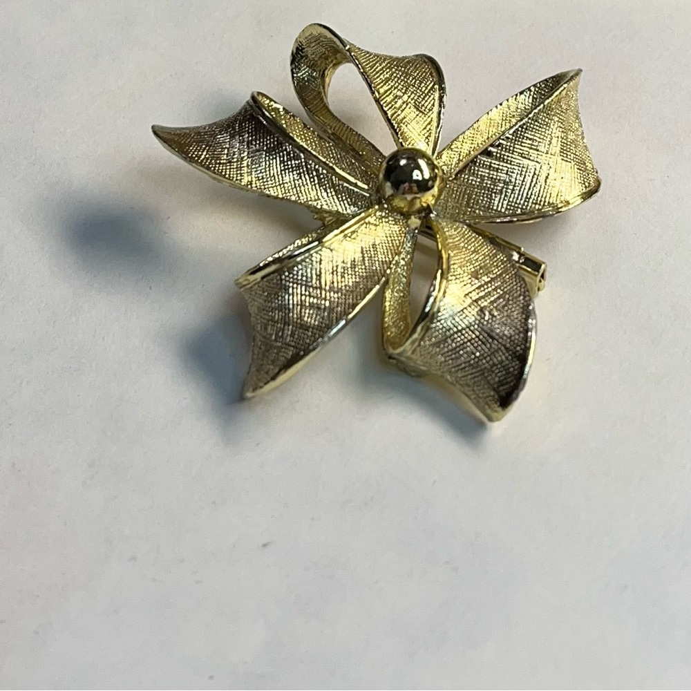 Brooch DY501